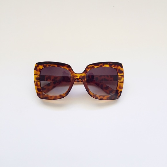 Pisces Closet Accessories - Corinne Bulky Frame Sunglasses